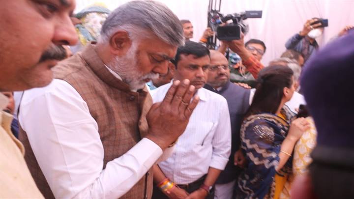 पूर्व केंद्रीय मंत्री स्व. श्री शरद यादव का पैतृक ग्राम आंखमऊ मेंराजकीय सम्मान के साथ अंतिम संस्कार